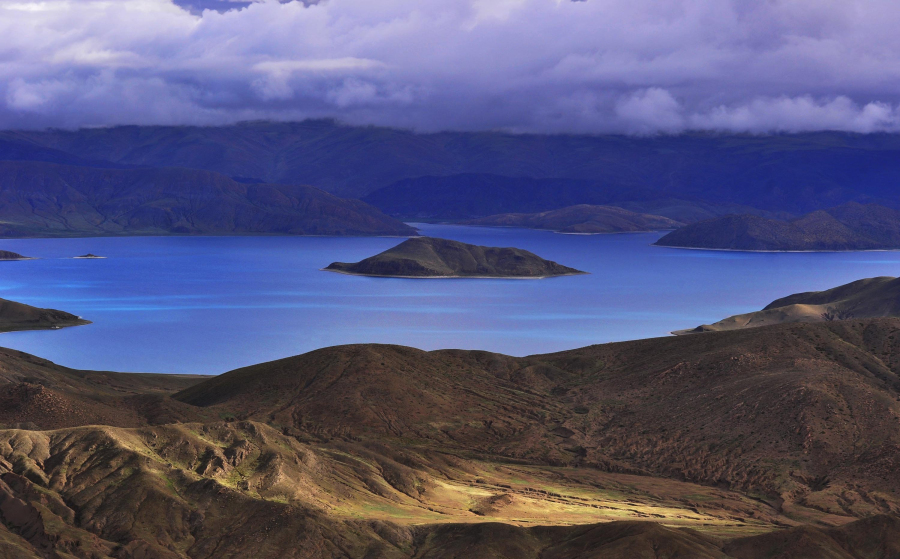 Vue aérienne du lac Yamzho Yumco au Tibet