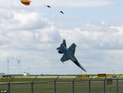 加戰(zhàn)機超低空飛行訓練墜毀 駕駛員千鈞一發(fā)彈射逃生
