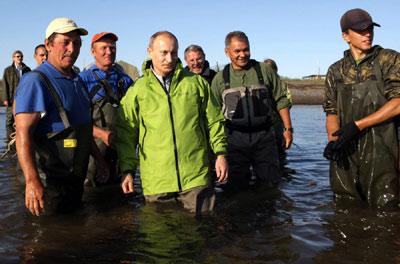 普京坐潛艇千米湖底尋“寶”為白鯨安儀器親歷親為