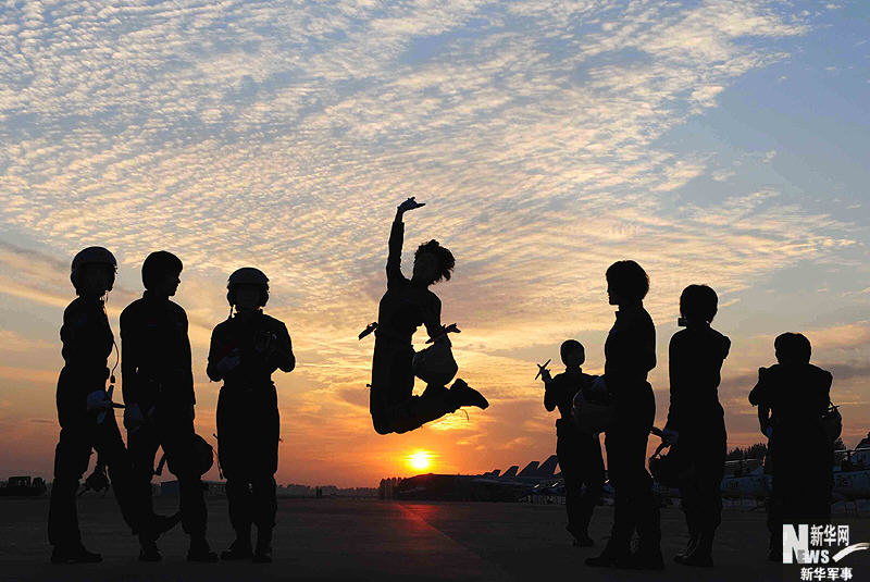 節(jié)日特輯：翱翔在藍天下的女殲擊機飛行員