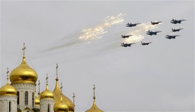 俄羅斯舉行空中閱兵預演 大批戰(zhàn)機飛過紅場上空(高清組圖)