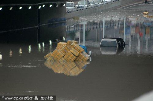 Rainstorm floods streets, clogs traffic in Hefei
