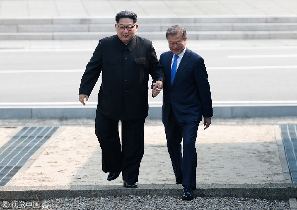 歷史時(shí)刻！金正恩跨過“三八線”與文在寅握手，還帶上了冷面！
