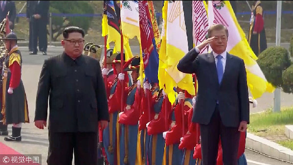 歷史時(shí)刻！金正恩跨過“三八線”與文在寅握手，還帶上了冷面！