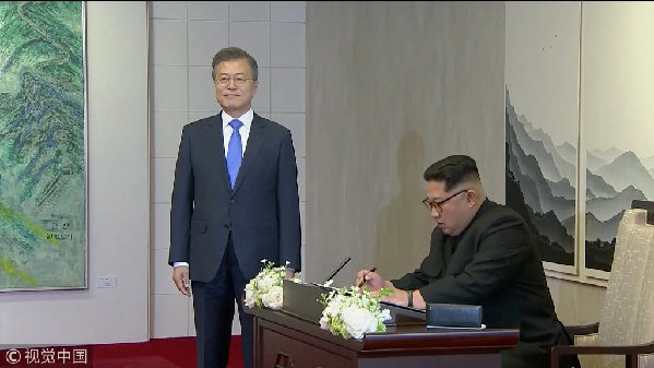歷史時(shí)刻！金正恩跨過“三八線”與文在寅握手，還帶上了冷面！