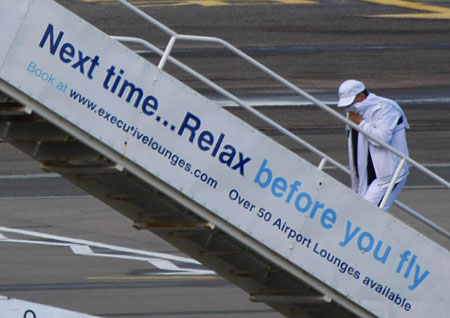 Lockerbie bomber freed, returns to cheers in Libya