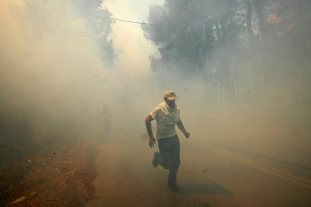 Thousands flee raging wildfires in Greece